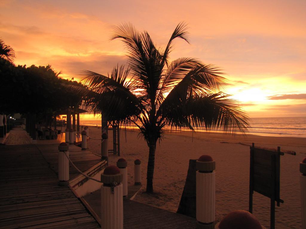 Playa Almendro Resort Tonsupa Exterior photo